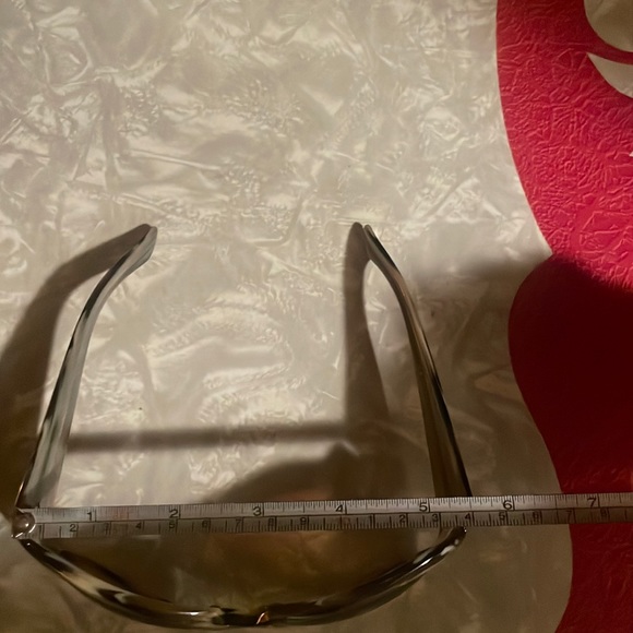 Seasonless Gucci Sunglasses that look like bone - EUC - Picture 8 of 9